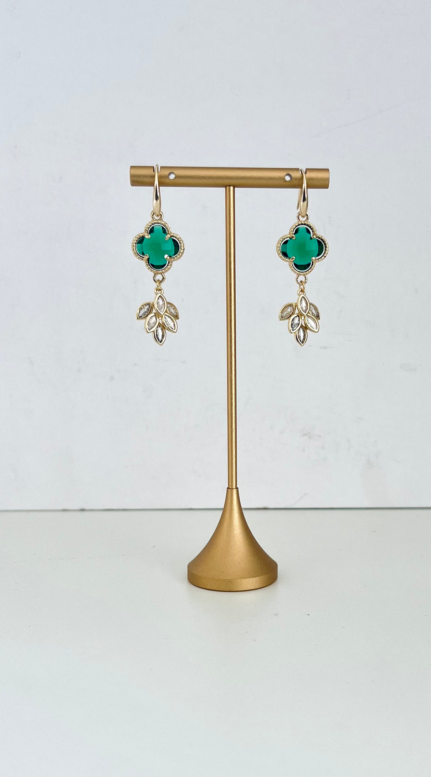 Green clover with leaf cluster