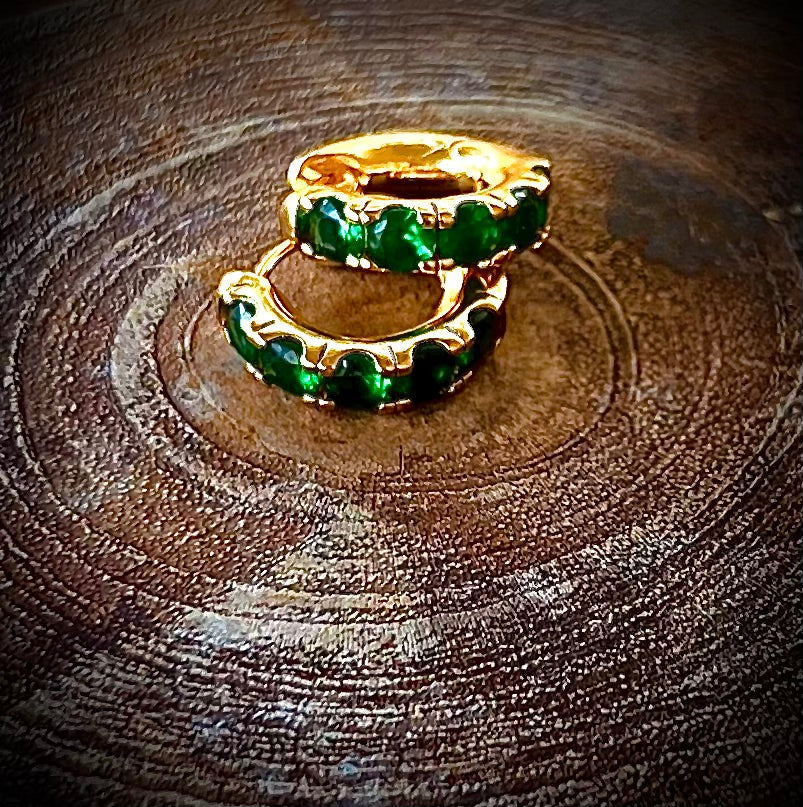 18K gold-filled huggie earrings with emerald-coloured micropavé cubic zirconia
