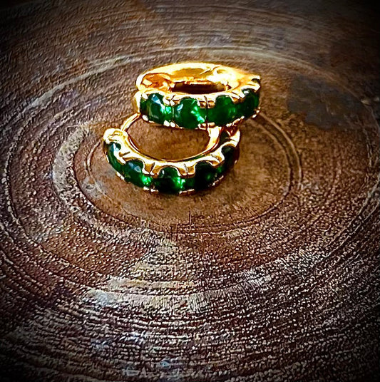 18K gold-filled huggie earrings with emerald-coloured micropavé cubic zirconia