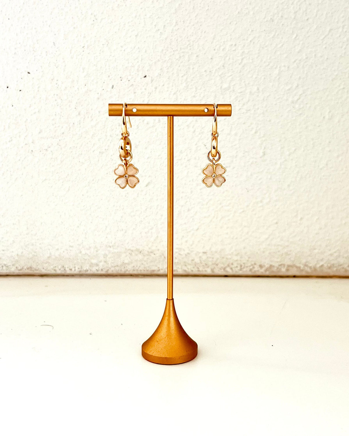 Pearl-coloured resin flower earrings suspended from 18K gold-plated rings