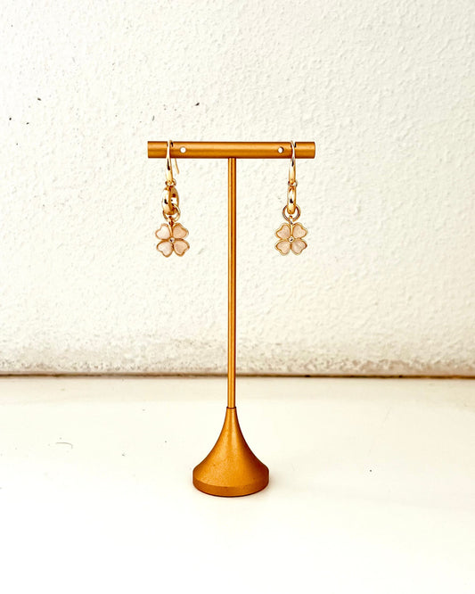 Pearl-coloured resin flower earrings suspended from 18K gold-plated rings