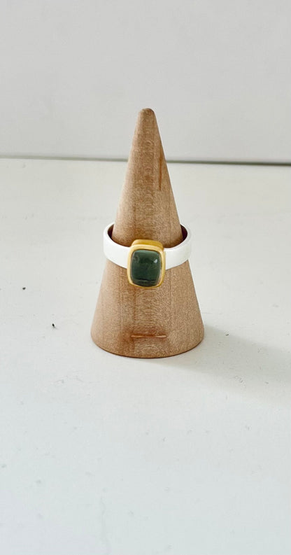 925 sterling silver ring with a gold-plated setting and elongated mint-green capsule-cut amethyst – view 3