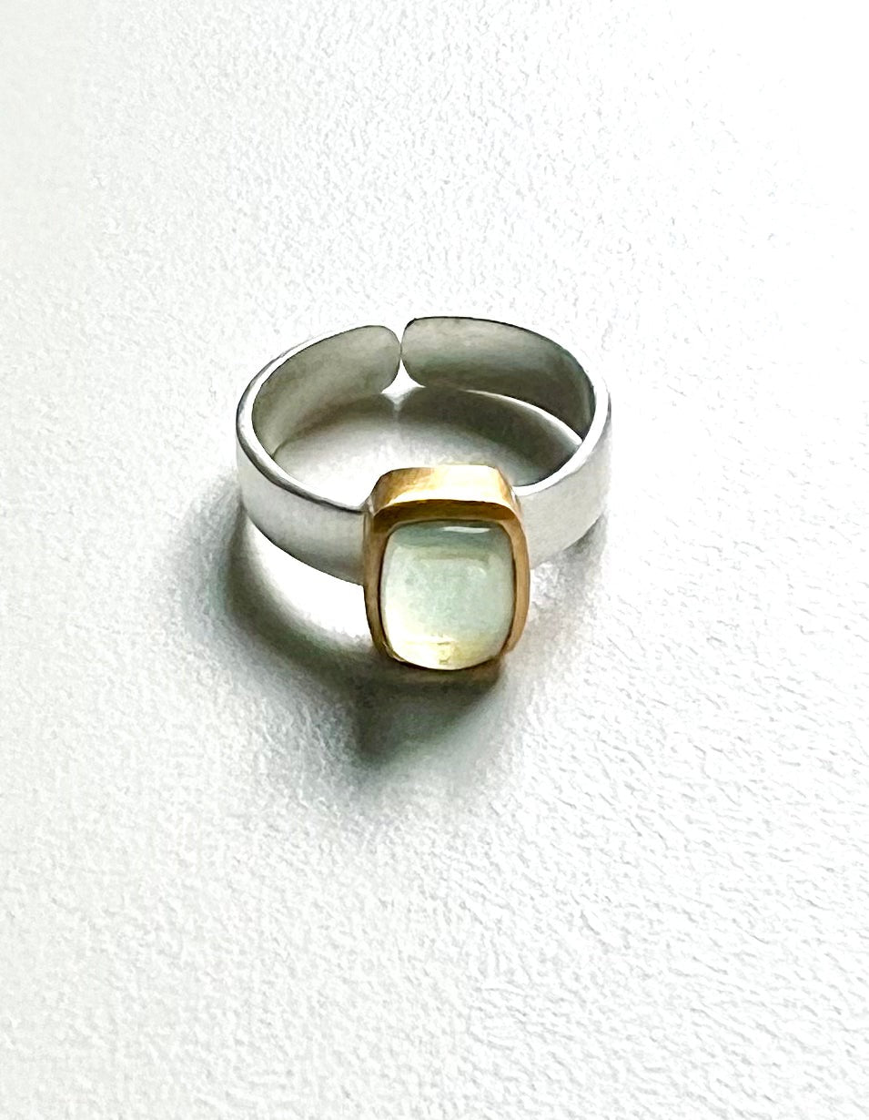 925 sterling silver ring with a gold-plated setting and elongated mint-green capsule-cut amethyst – view 4