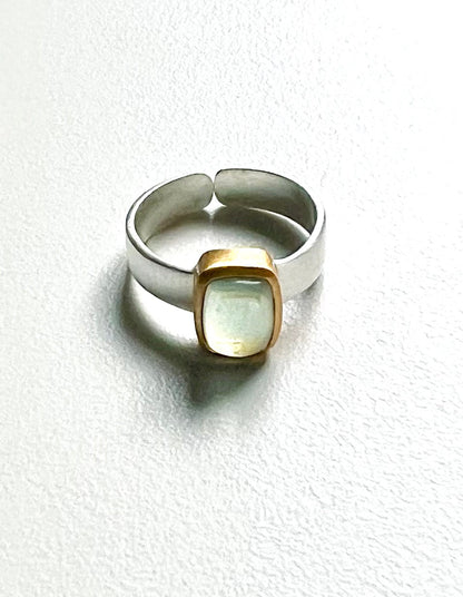 925 sterling silver ring with a gold-plated setting and elongated mint-green capsule-cut amethyst – view 4